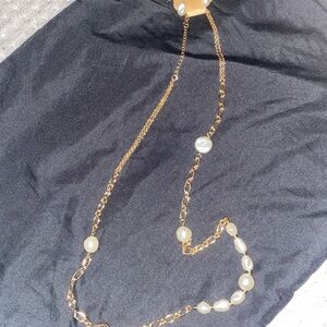 Chic Gold and Pearl Necklace